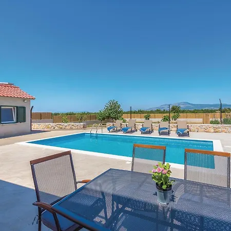 Stunning Home In Pakovo Selo * Pakovo Selo