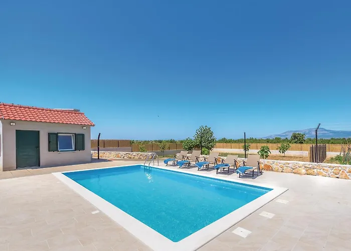 Three-bedroom In Holiday home *